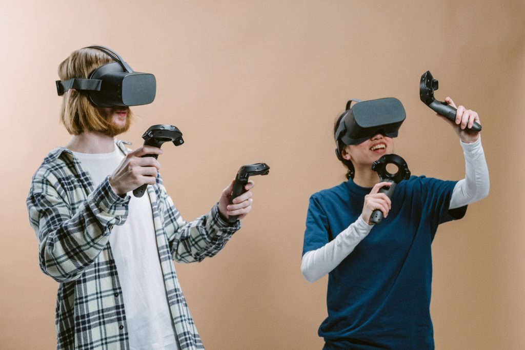Valokuva, jossa kaksi ihmistä virtuaalilasit päässä.