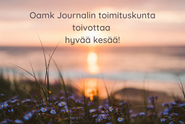 Valokuva auringonlaskusta ja teksti Oamk Journalin toimituskunta toivottaa hyvää kesää.