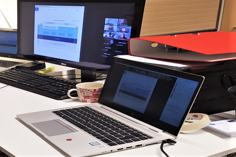 Valokuva, jossa kaksi tietokonetta pöydällä.