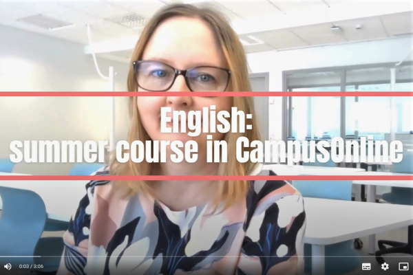 Kuvakaappaus videosta. Kaappauksessa teksti English: summer course in CampusOnline.