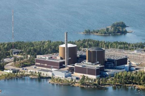 Valokuvassa Loviisan ydinvoimala.