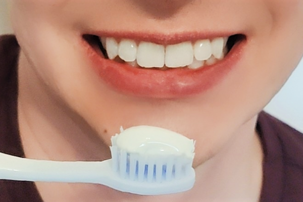 Valokuva, jossa suu ja hammasharja.